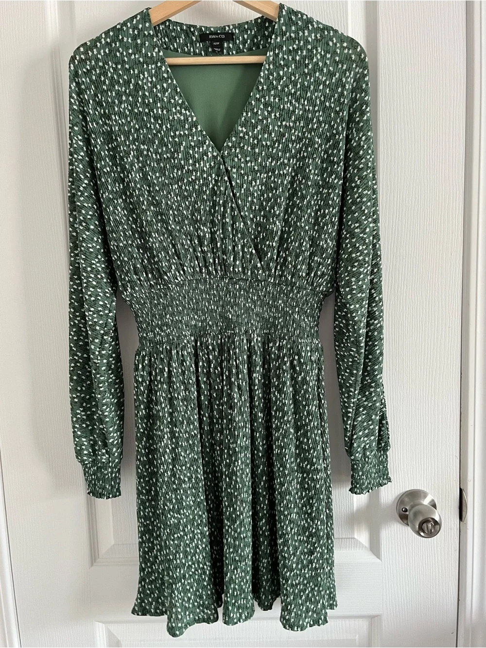 RW&CO. Green V-Neck Smocked-Waist Long Sleeve Dress XS - Picture 2 of 15